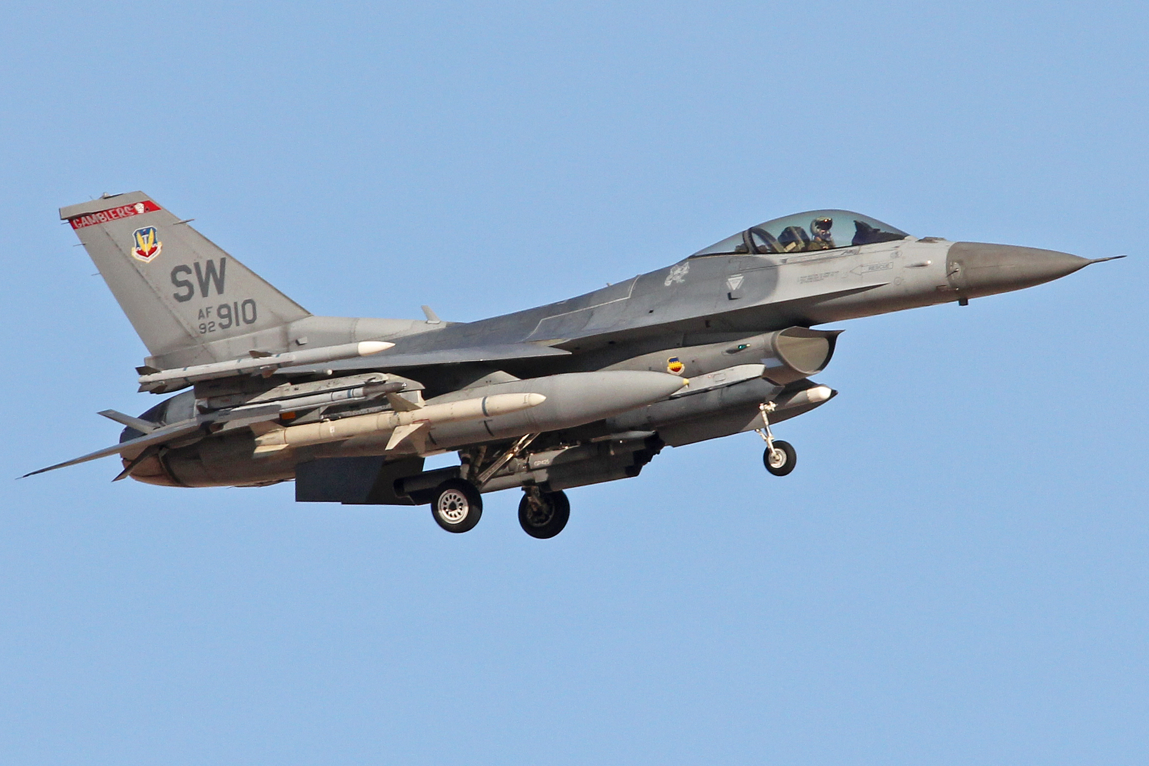 General_Dynamics_F-16CM_‘92-910_-_SW’_(28677175704)